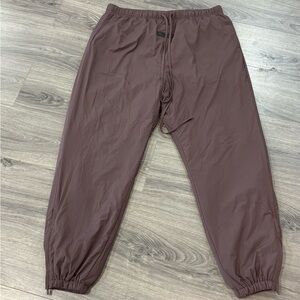 Fear of God essentials marrón Joggers